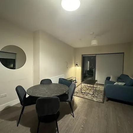 Private King Size In Well Decorated Shared Flat Apartment *