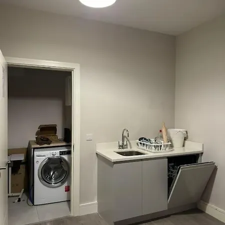 Apartment Private King Size In Well Decorated Shared Flat *