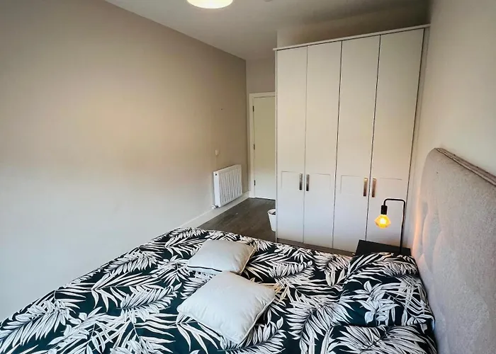 Private King Size In Well Decorated Shared Flat דירה