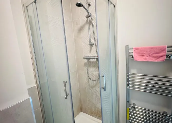 Private King Size In Well Decorated Shared Flat * דבלין